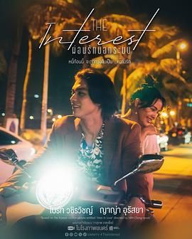 《公公和儿媳》剧照：周德望独自坐在沙发一角